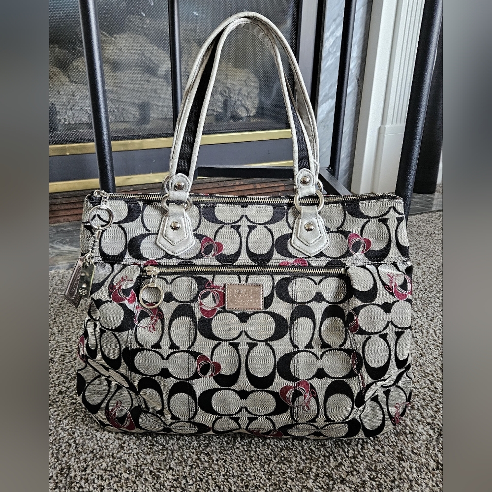 COACH Poppy Signature Heart Glam Tote J1120-18711